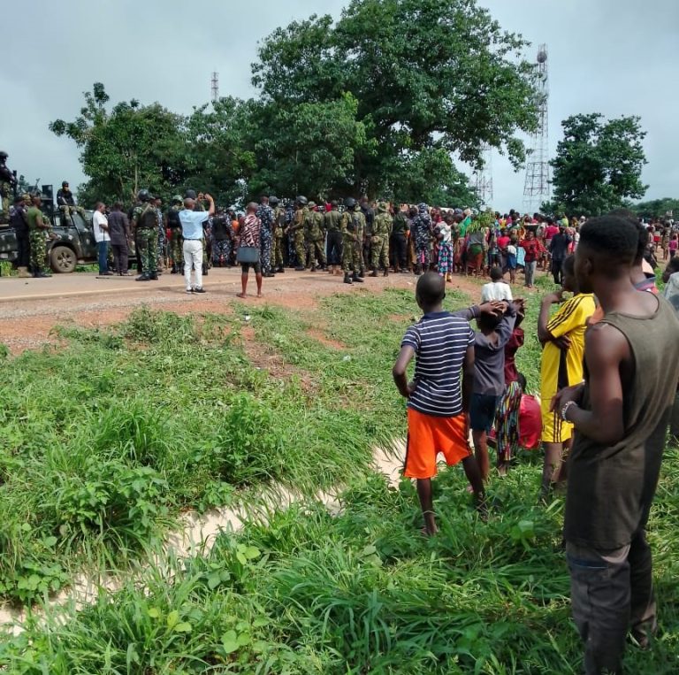 VIDEOS, PHOTOS: Gridlock As Abuja-Lafia-Makurdi Expressway Blocked By Protesters Against Killings Soldiers at the scene trying to negotiate with the protesting residents to end the protest and unblock the road.