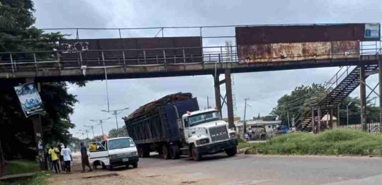 Police Dismiss Suicide In Death Of Unidentified Young Man At BSU Pedestrian Bridge The pedestrian bridge along Benue State University, Gboko Road, Makurdi, where the unidentified person died last night.1