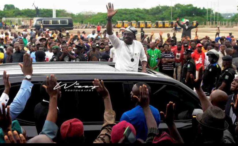 Governor Alia acknowledging cheers at the event on Monday at IBB Square, Makurdi.