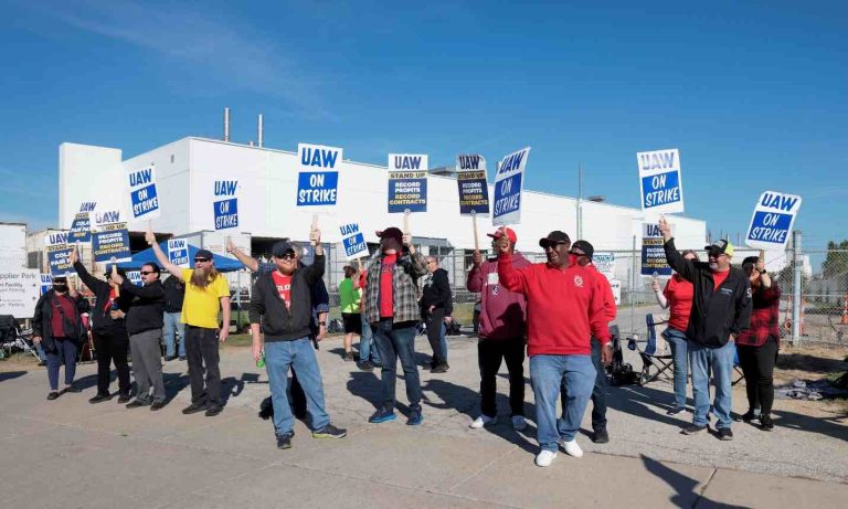 UAW Strikes At Automakers Highlight Skyrocketing US CEO Pay UAW workers picket line