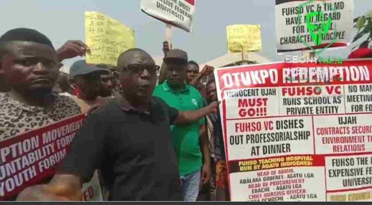 Onjefu displaying a banner with various allegations of perceived wrongs by FUHSO against the host community.