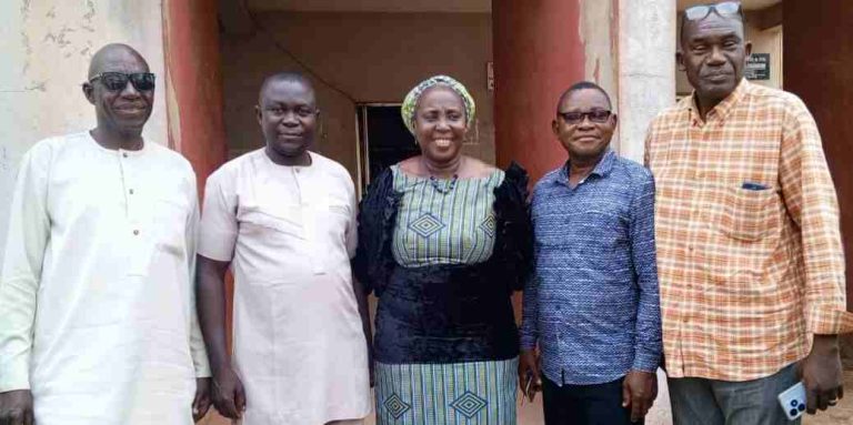 Josephine Habba, middle, flanked on both sides by NUJ officials in a group photograph shortly after the courtesy visit at the NUJ state secretariat, Makurdi on Tuesday.