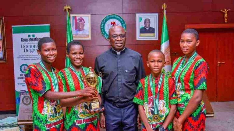 Governor Alia in group photograph with the students.