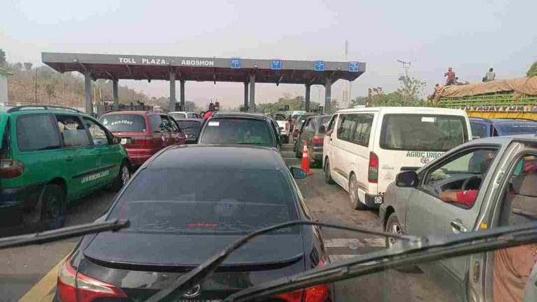 A long queue due to toll collection at the Makurdi end of the carriageway.