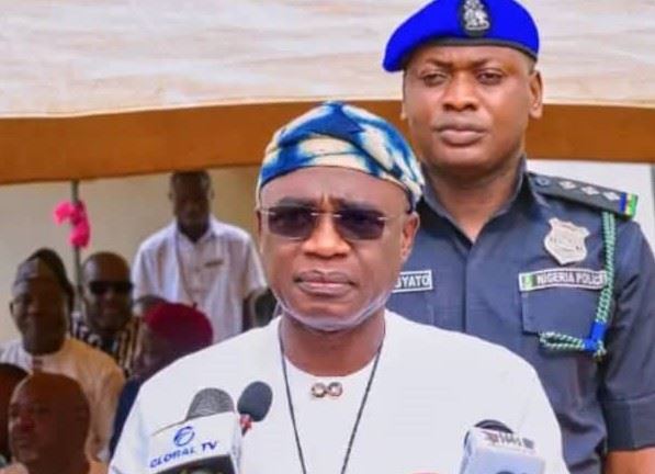 Gov. Alia Clears Benue NUJ’s ₦12m Check-Off Debt, To Renovate NUJ House, Donates 18-Seater Bus Gov Alia during the visit 1