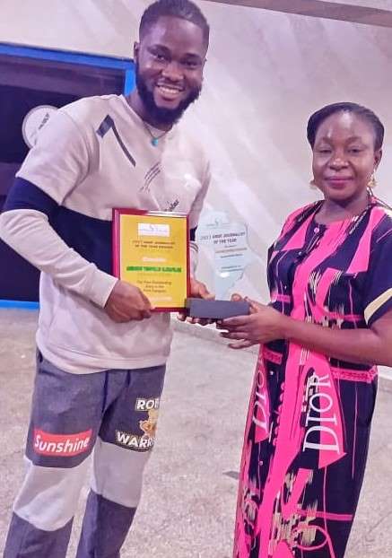 Adedokun Theophilus, receiving the plaque for clinching the 2025 AMDF Journalist of the Year Award.