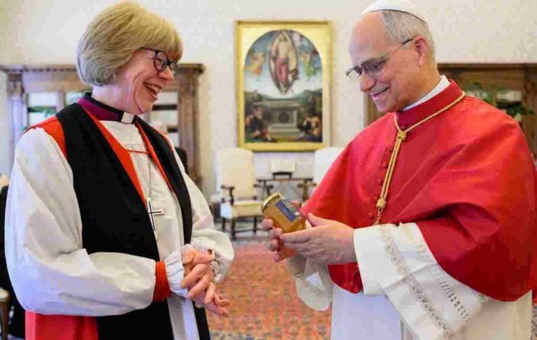 Pope Leo exchanges gifts with Archbishop Mullally (@Vatican Media)