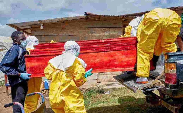 Red Cross workers carry the coffin with the body of a person who died of Ebola, at the Centre Medical Evangelique (CME) in Bunia, Ituri province, Democratic Republic of Congo, May 21. REUTERS/Gradel Muyisa Mumbere