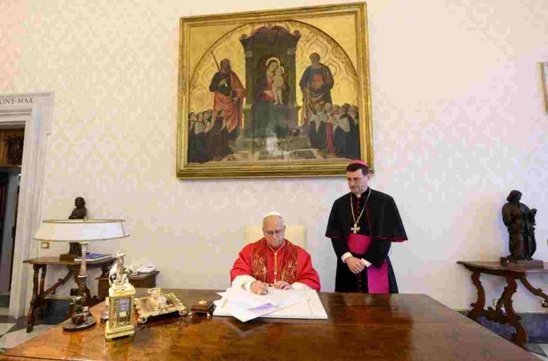Pope Leo XIV signs "Magnifica humanitas" (@Vatican Media)