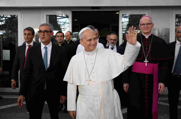 Pope Leo XIV waves to the faithful as he leaves Gemelli Hospital (VATICAN MEDIA)