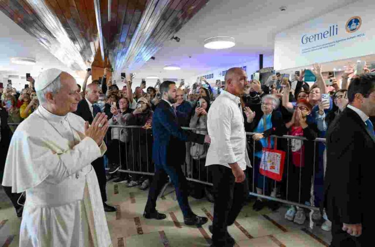 Pope Leo greets patients and staff of Gemelli Hospital (VATICAN MEDIA)